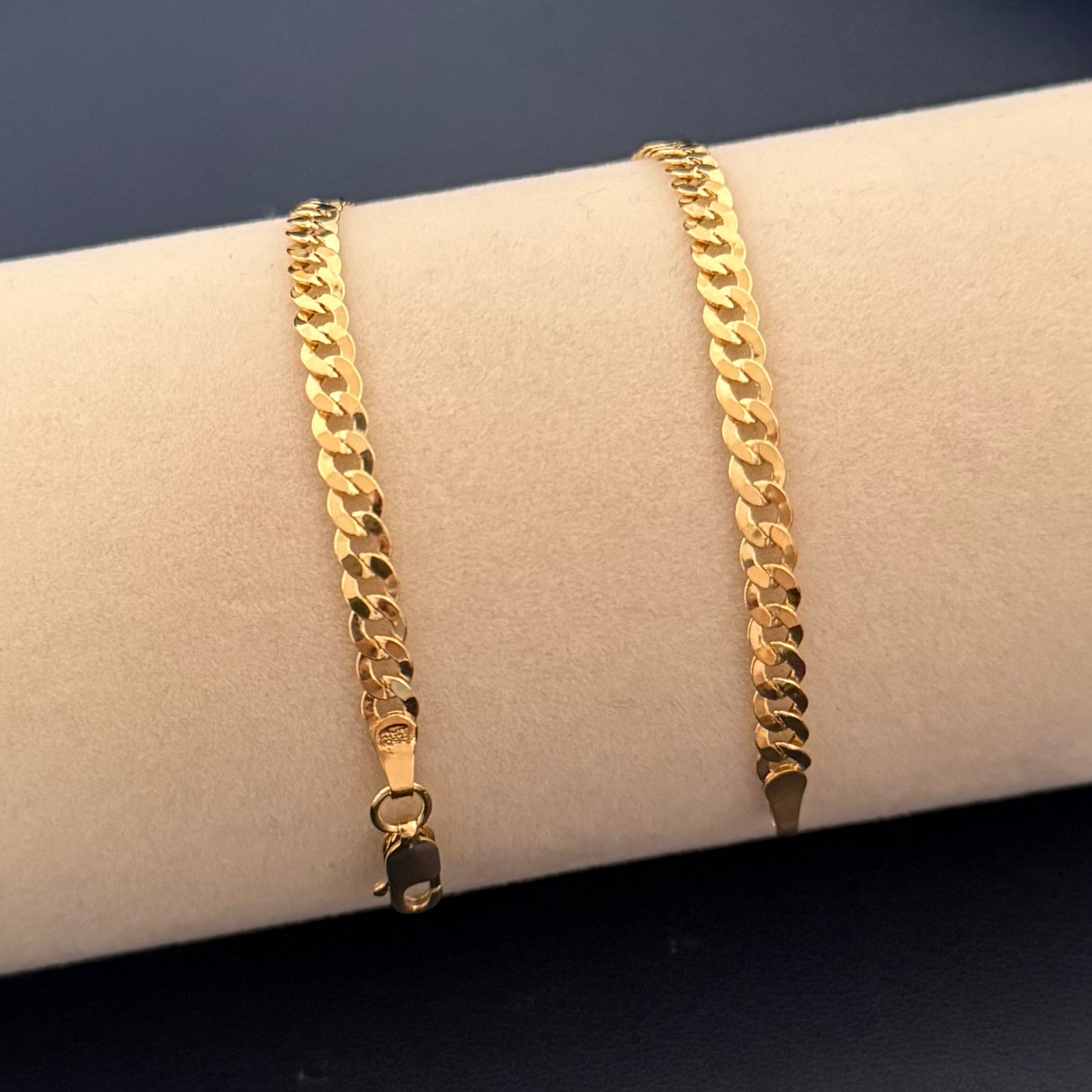Classic Curb Link Chain Bracelet in Yellow Gold