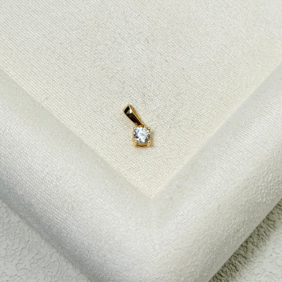 Round Zircon Solitaire Pendant in Yellow Gold