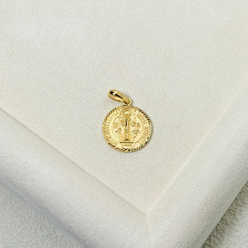 Yellow Gold Round Medallion Pendant with Rope Border