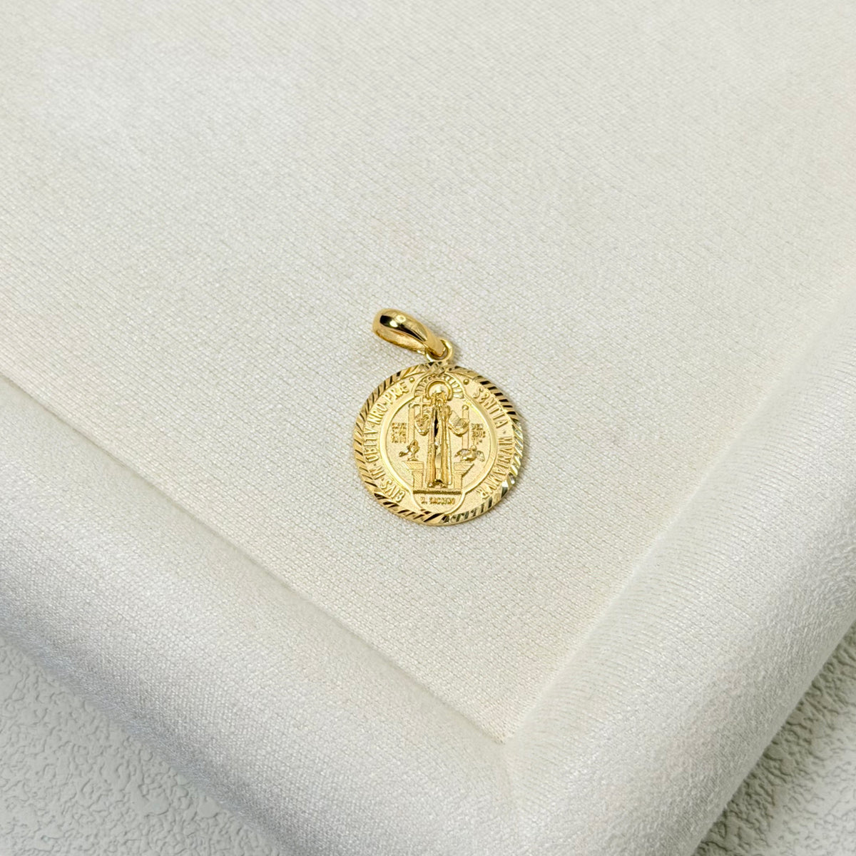 Yellow Gold Round Medallion Pendant with Rope Border