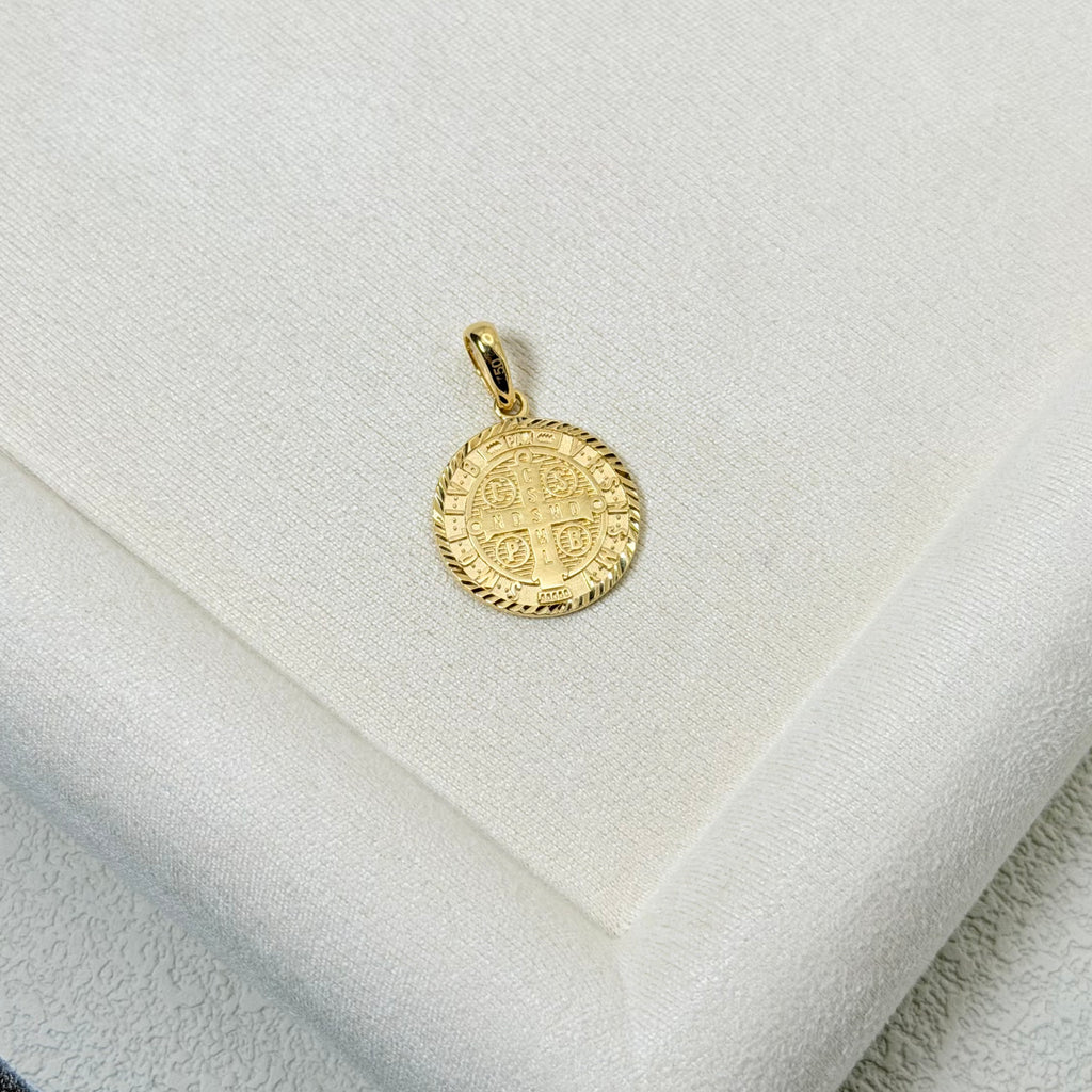 Yellow Gold Round Medallion Pendant with Rope Border