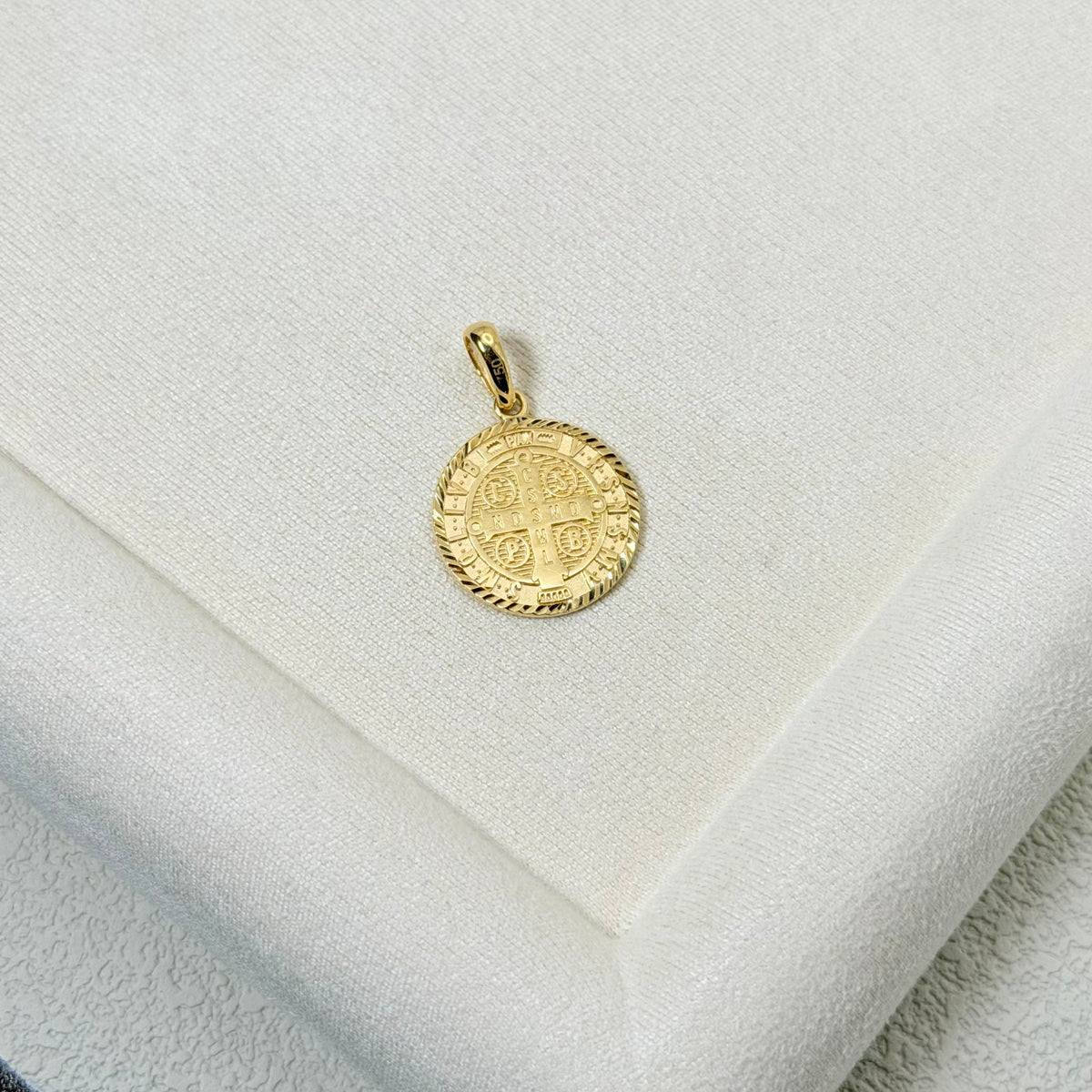 Yellow Gold Round Medallion Pendant with Rope Border