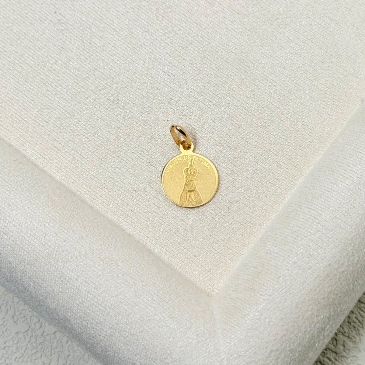 Virgen de Fatima Round Medal Pendant in Yellow Gold