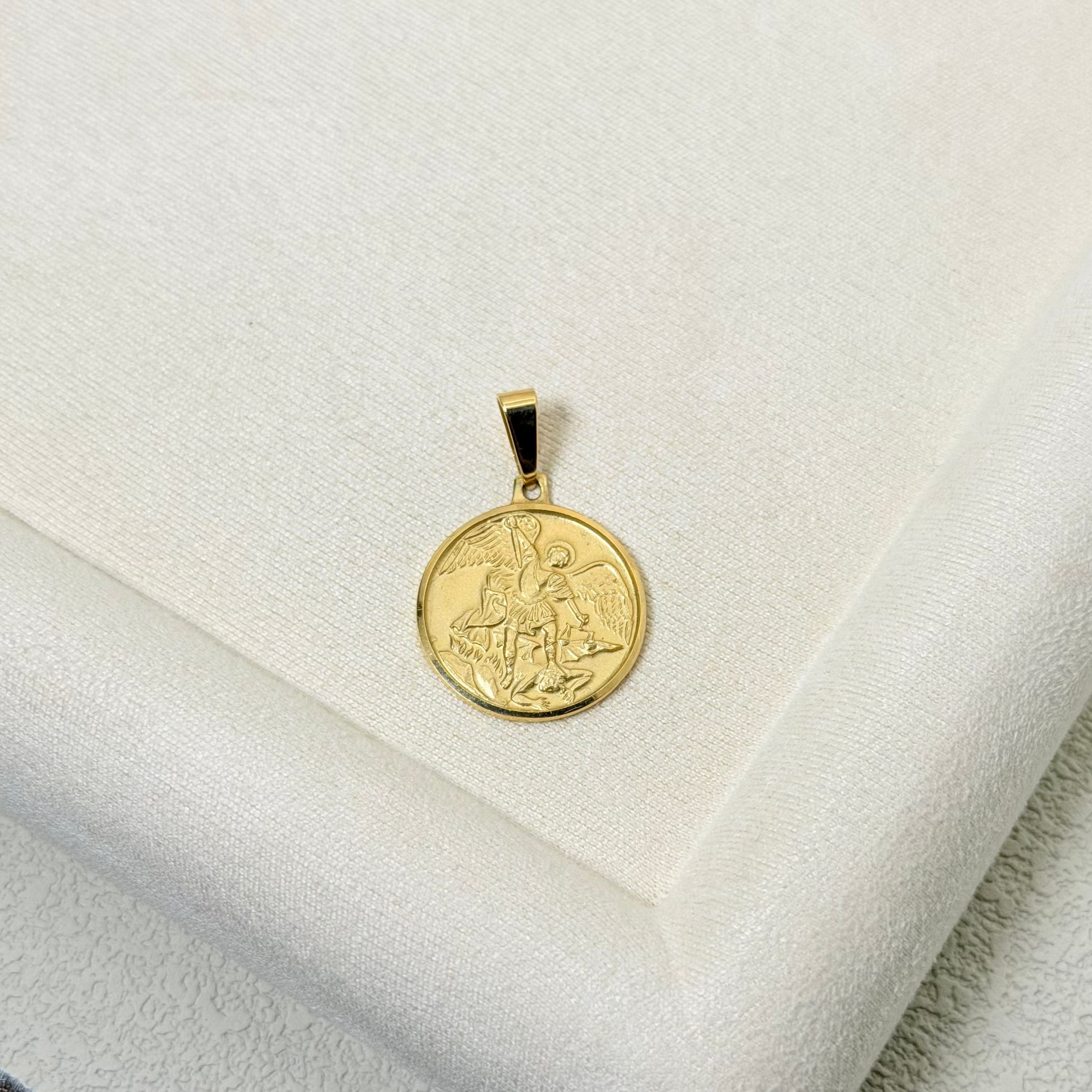 Yellow Gold Medallion Pendant with Artful Drawing